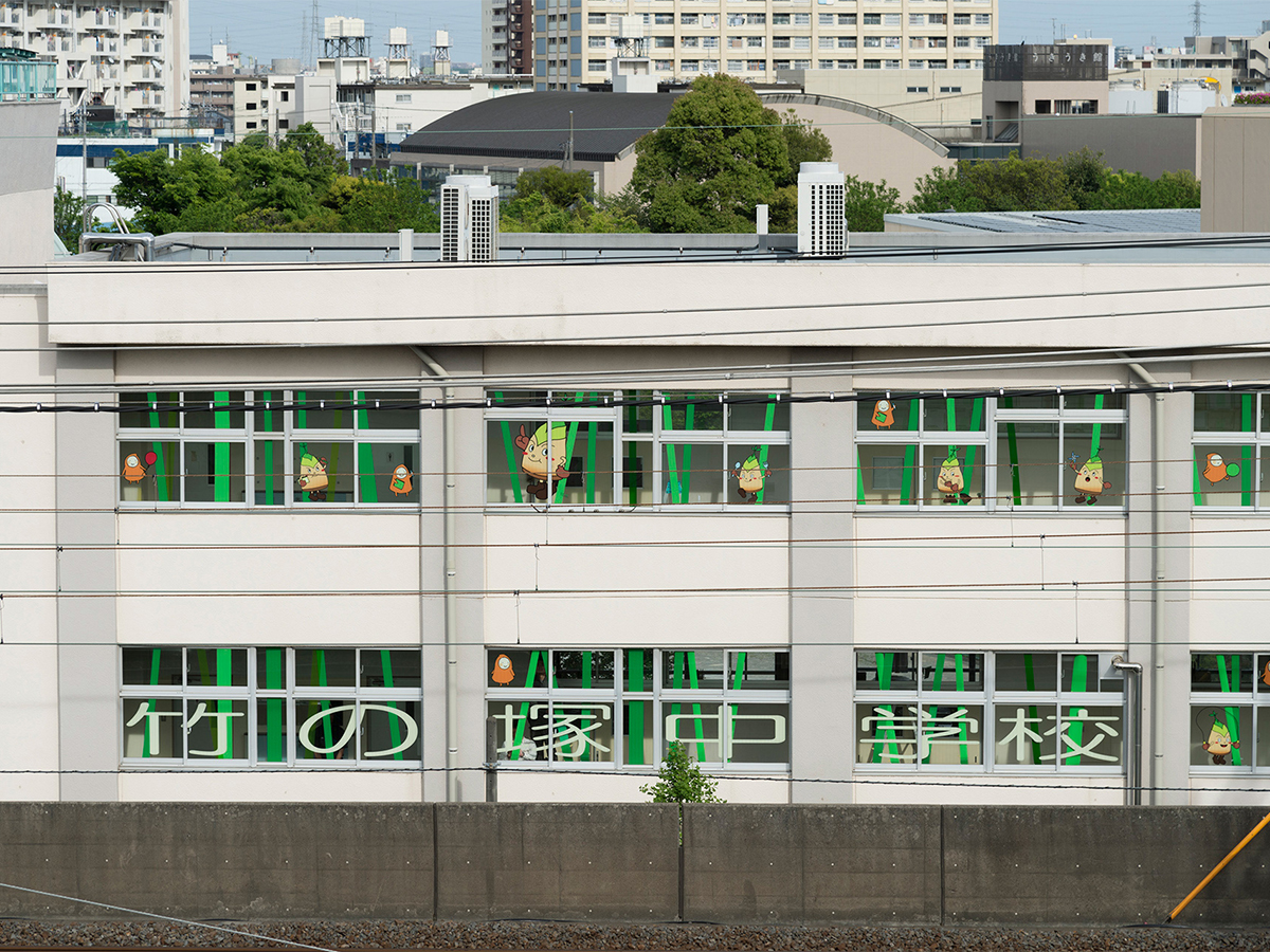 竹の塚中学校西側校舎窓の活用と地域の活性化に関する取組-2